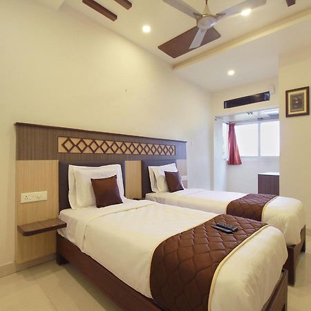 Oyo 11489 Pkn Classic Regency Madurai Bagian luar foto