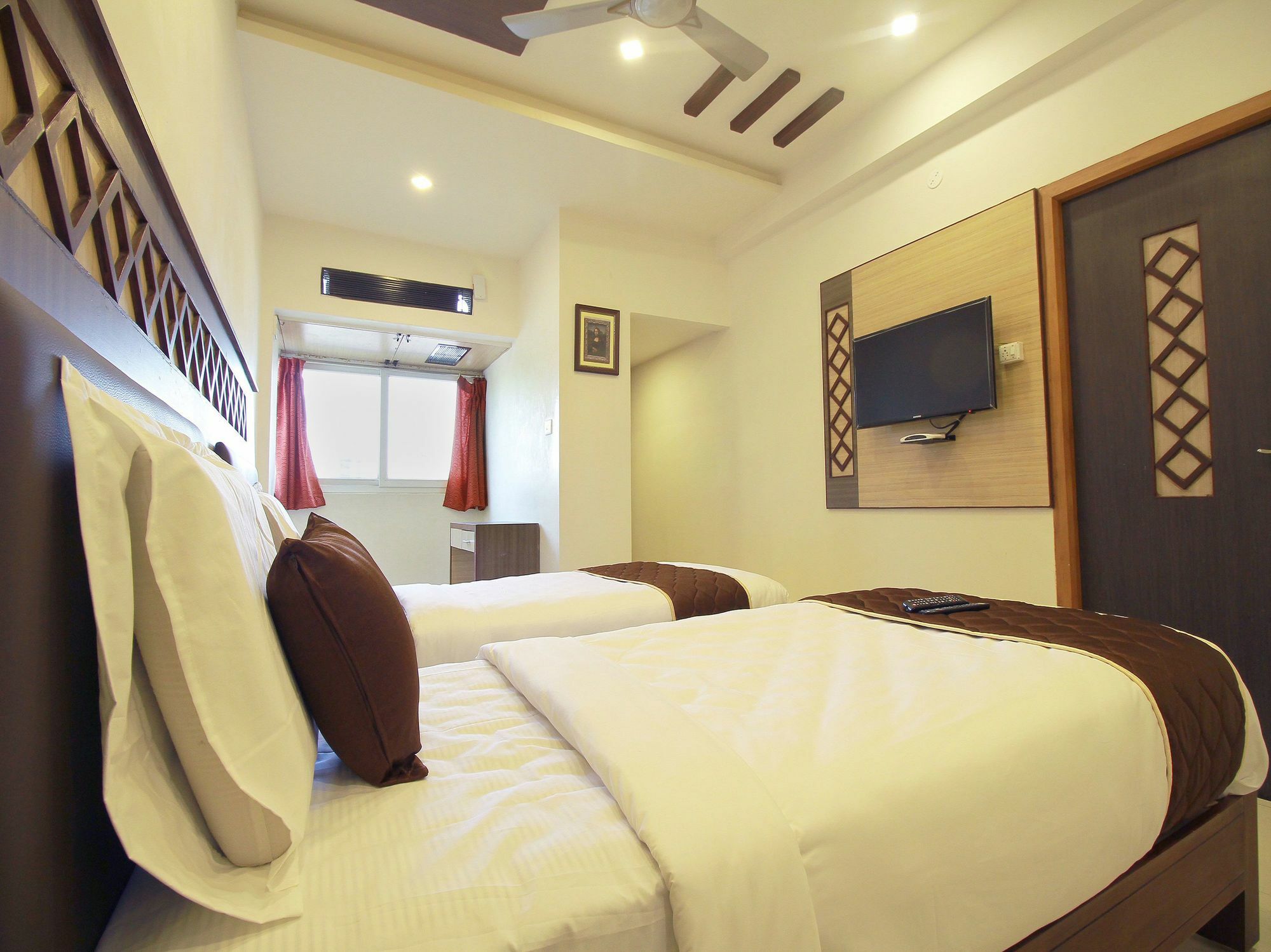 Oyo 11489 Pkn Classic Regency Madurai Bagian luar foto