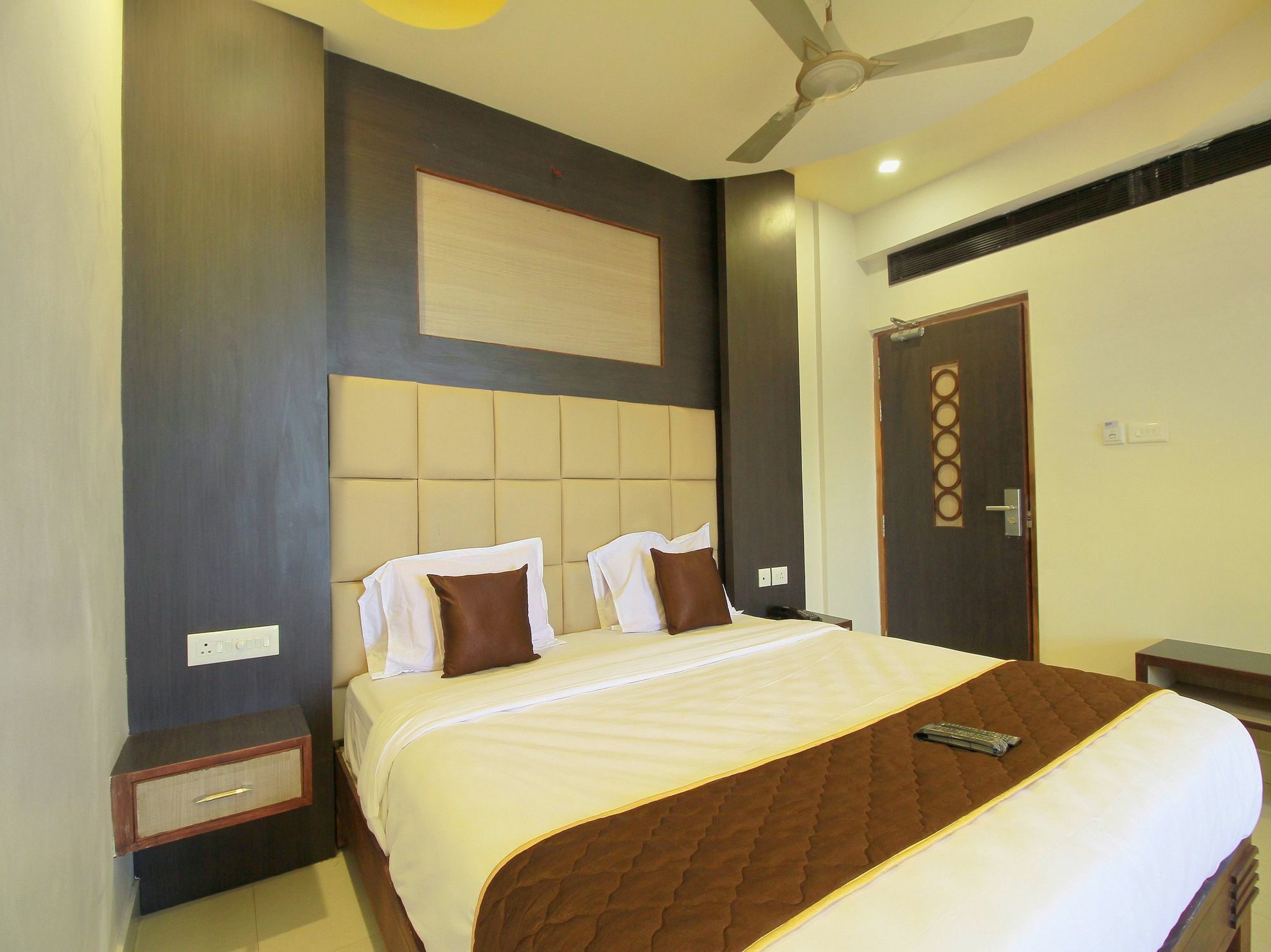 Oyo 11489 Pkn Classic Regency Madurai Bagian luar foto